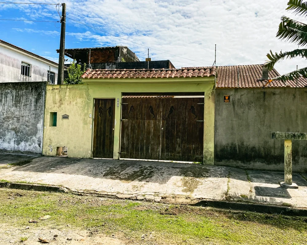Reforma de fachada e muro residencial em Peruíbe antes da restauração: pintura desgastada e umidade