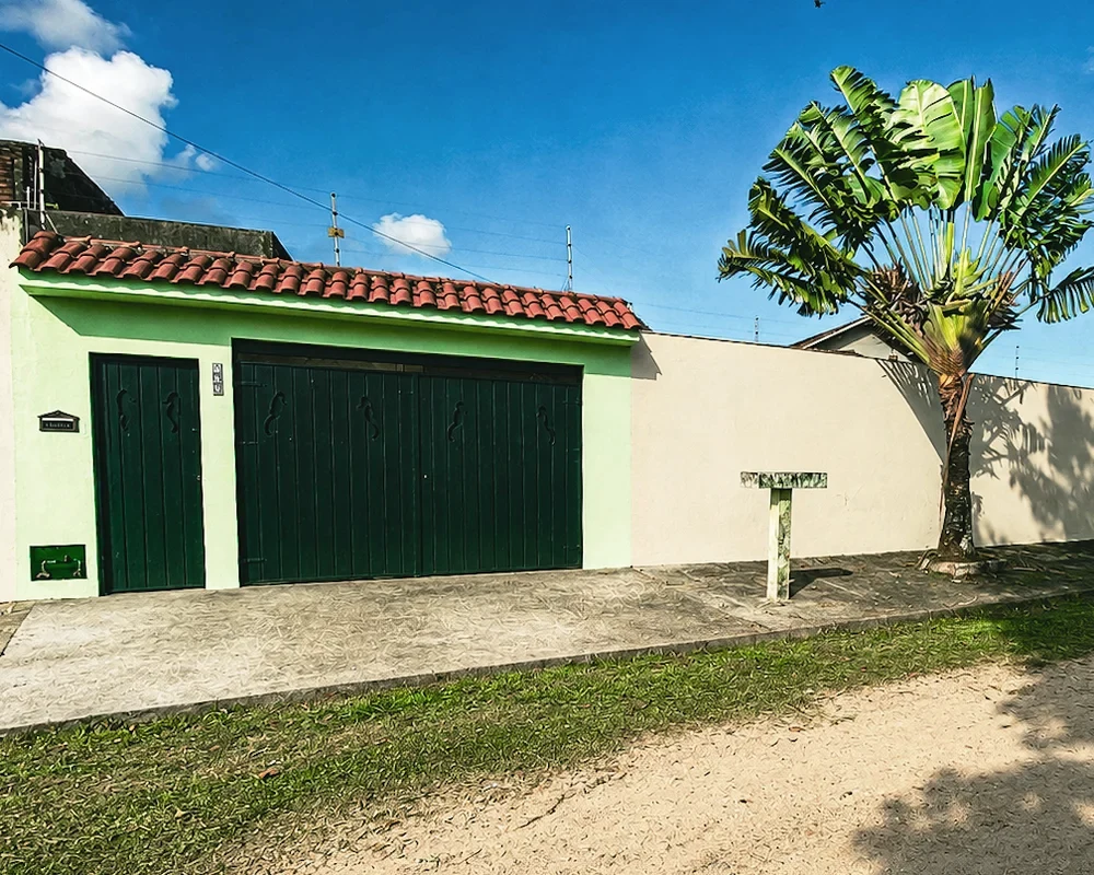 Resultado da reforma de fachada em Peruíbe pela MC Resolve Tudo: pintura renovada, muro limpo e portão restaurado